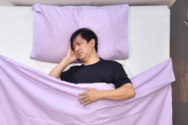 阻塞型睡眠呼吸中止症因咽部舌肌鬆弛，導致睡眠躺臥時呼吸不順或堵塞，因此患者長年會因腦部缺氧而驚醒